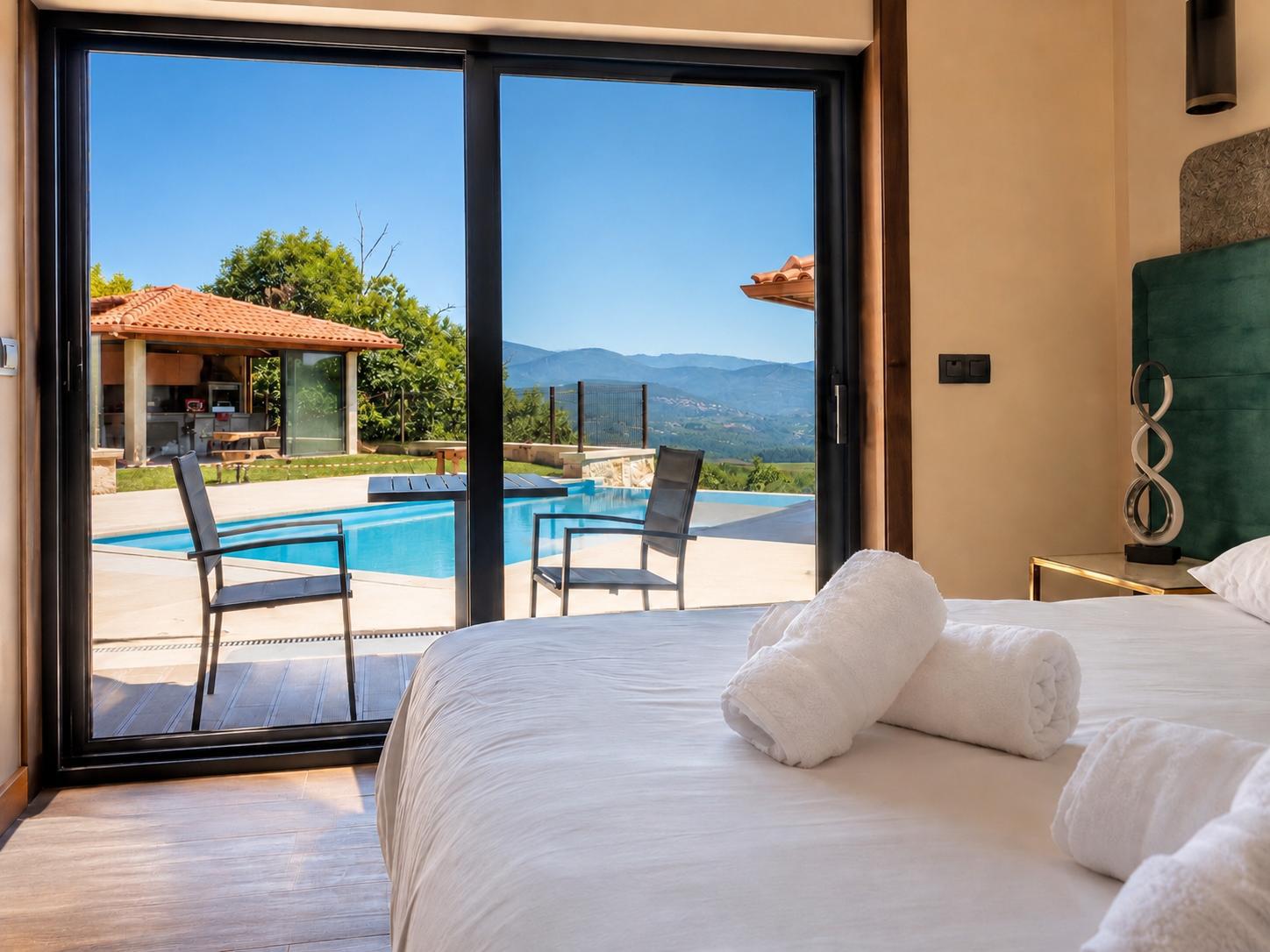 Villa Basto — Suite avec vue piscine & montagne