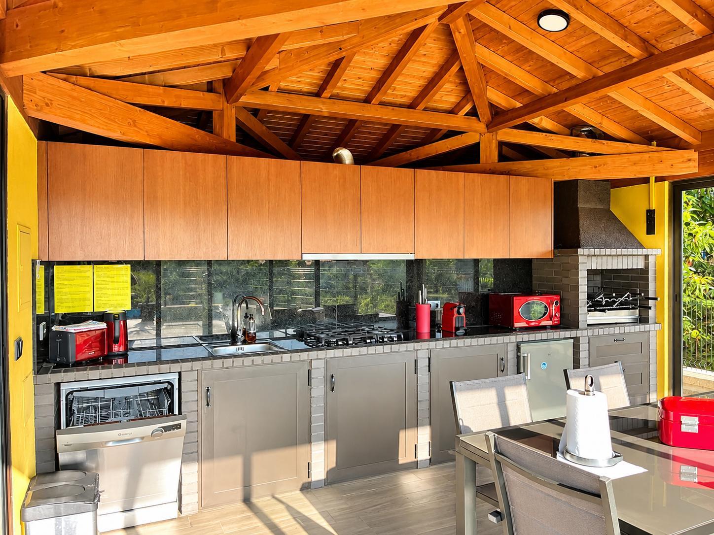 Villa Basto — Cuisine d'été couverte