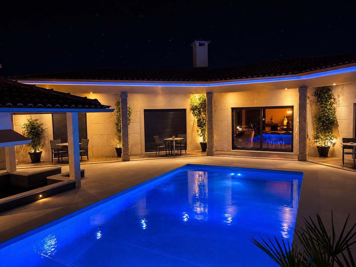 Villa Basto — Piscine de nuit · ambiance lounge