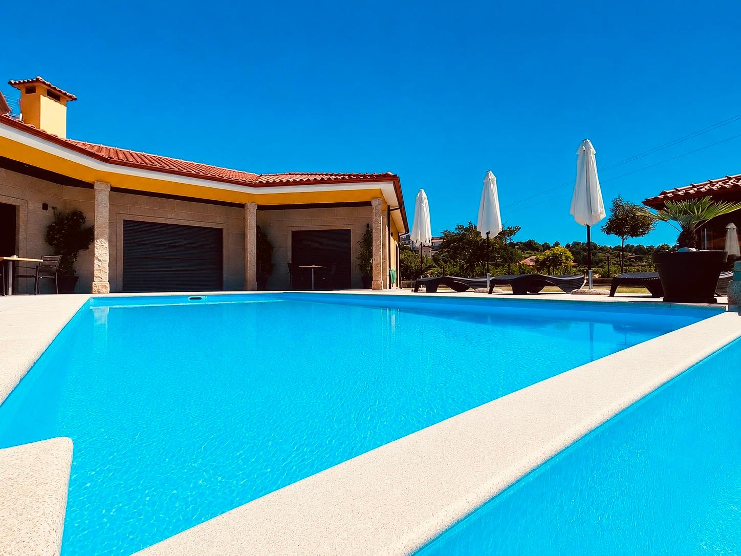 Villa Basto — Piscine à débordement & vue sur la vallée