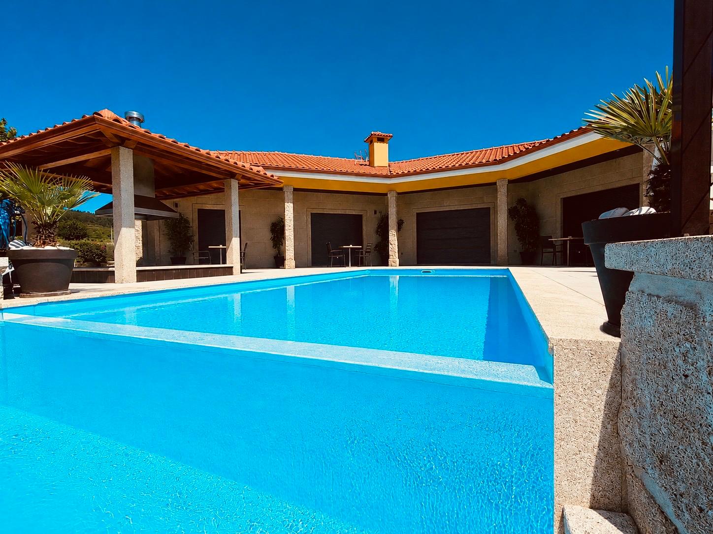 Villa Basto — Terrasse & pool house